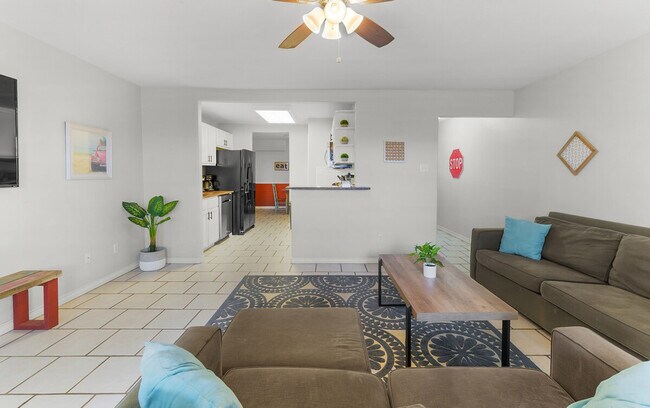 Building Photo - 14434 E Cabana St