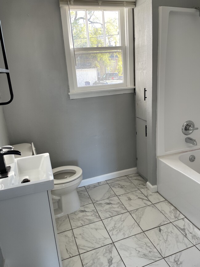 Building Photo - 706 E St Germain St