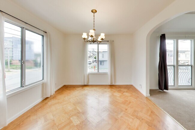 Building Photo - Bright Corner Home with Family Room, Yard & Laundry in Prime Sunset Location!