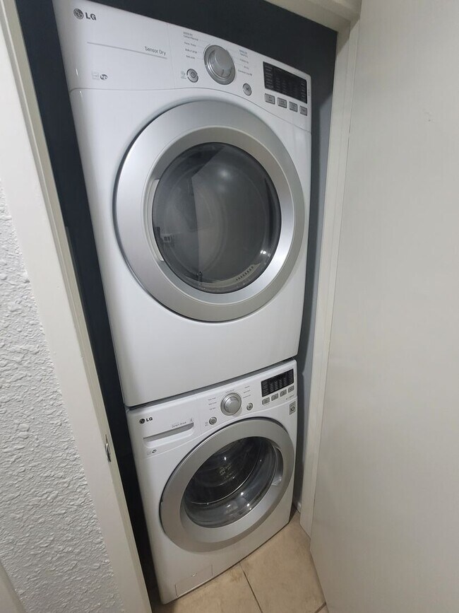 Building Photo - 7079 N Holiday