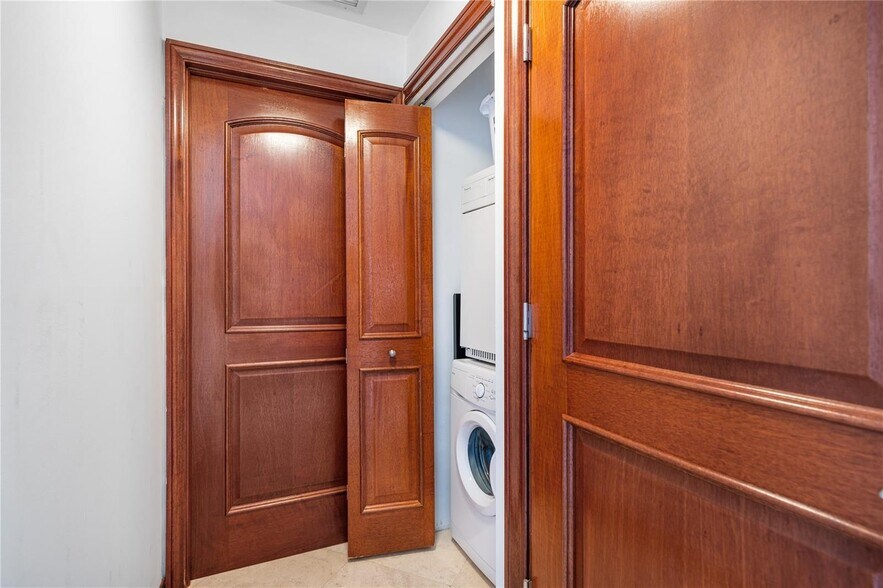 Building Photo - 601 NE 36th St