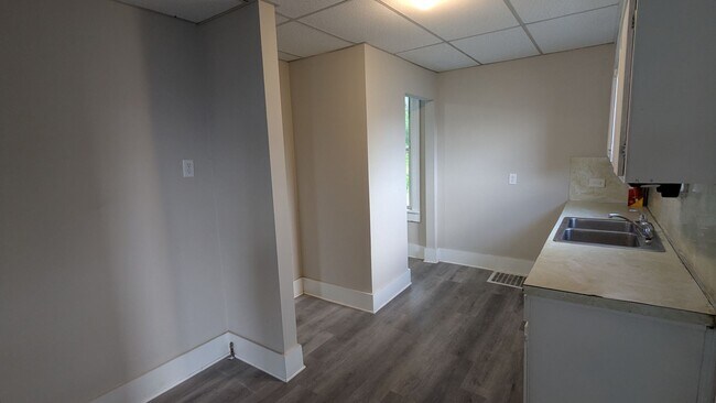 Building Photo - Charming 3-bedroom, 1.5-bathroom house loc...