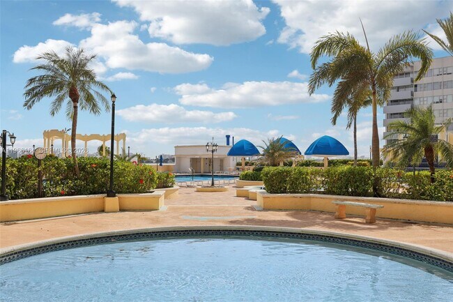 Building Photo - 7601 E Treasure Dr