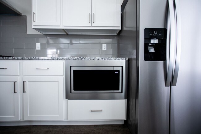 Building Photo - Spruce | Three Bedroom - Exterior Walkout