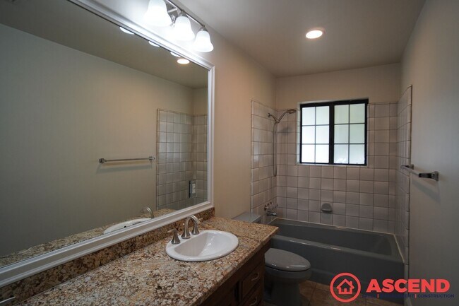 Building Photo - Gorgeous Northwest Bakersfield Home with H...