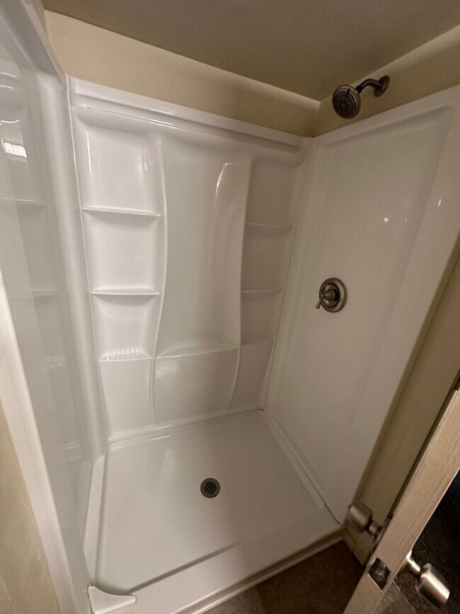 Building Photo - Bench Location Just Minutes to Downtown and BSU!