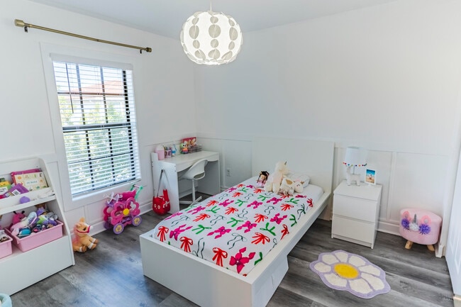 Building Photo - 2025 Sugar Maple Dr