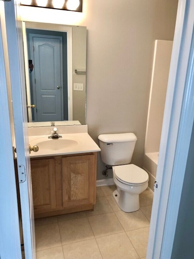 Building Photo - 4 bed, 2.5 Bath Home w/ 2 Car Garage in Franklin Green