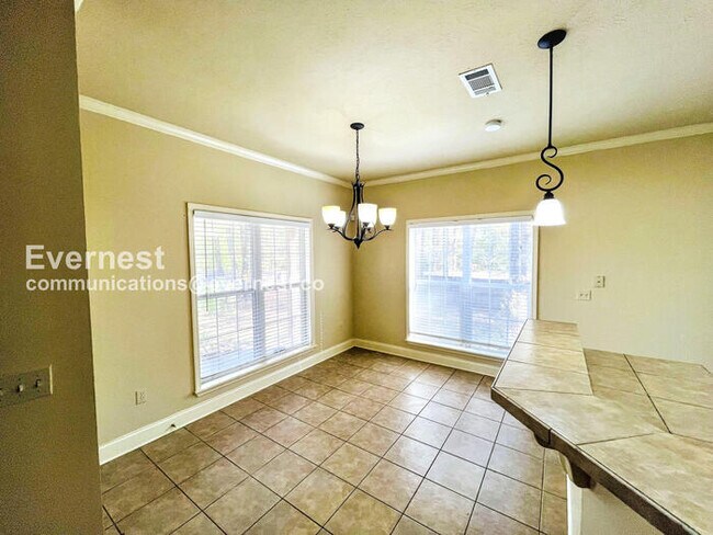 Building Photo - 3 Bed, 2 Bath Home with Garage / Pet-Friendly / Available Now!