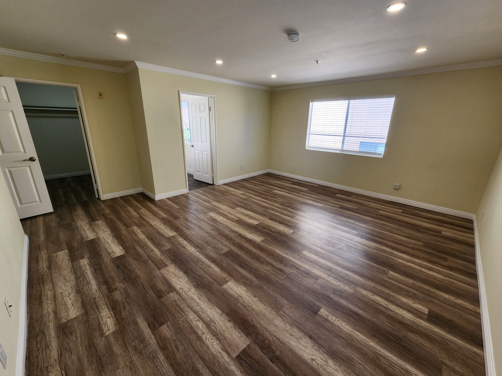 Building Photo - 420 Riverdale Dr
