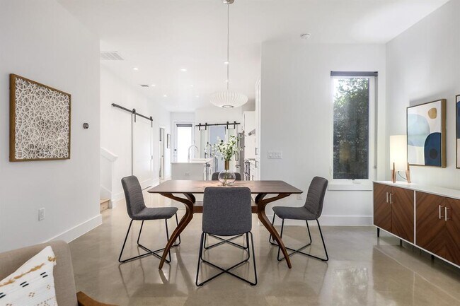 Building Photo - 2111 Brackenridge St