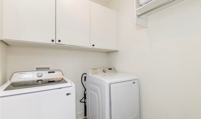 Building Photo - 3BR/2.5BA Home for Rent in Jeffersonville!  Two Car Attached Garage!