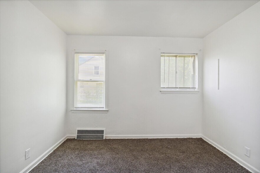 Building Photo - Remodeled 4B 1B Home $1,275