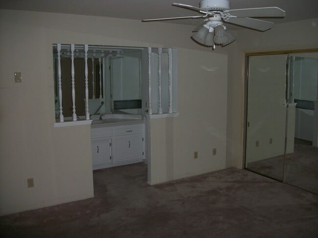 Building Photo - 2 Bedroom Condo