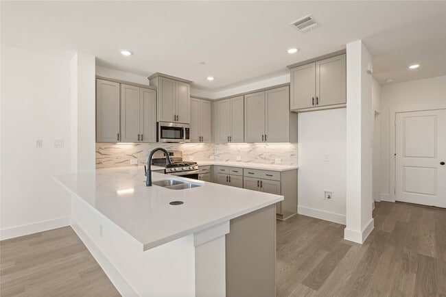 Building Photo - 9609 Dahlia Blvd