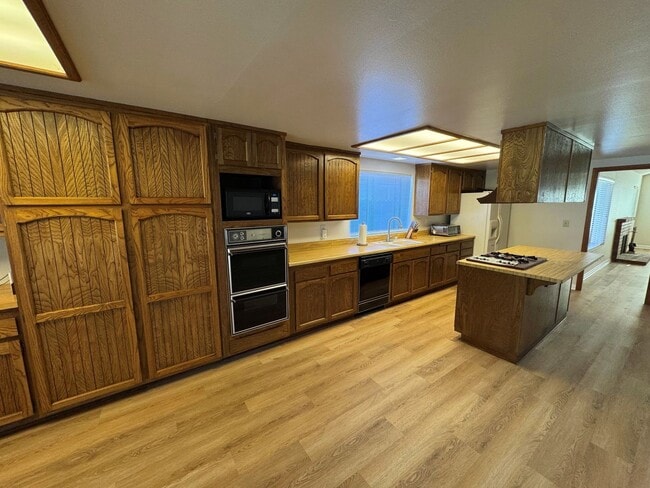 Building Photo - Spacious Central Ventura Home