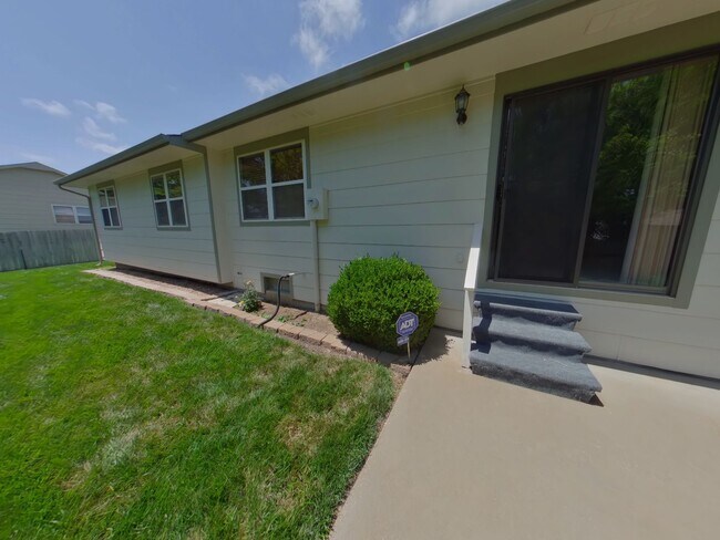 Building Photo - 650 S Highland Dr