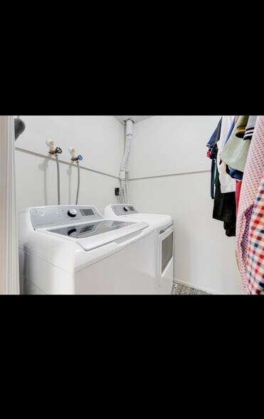 Building Photo - 5323 Hansel Ave