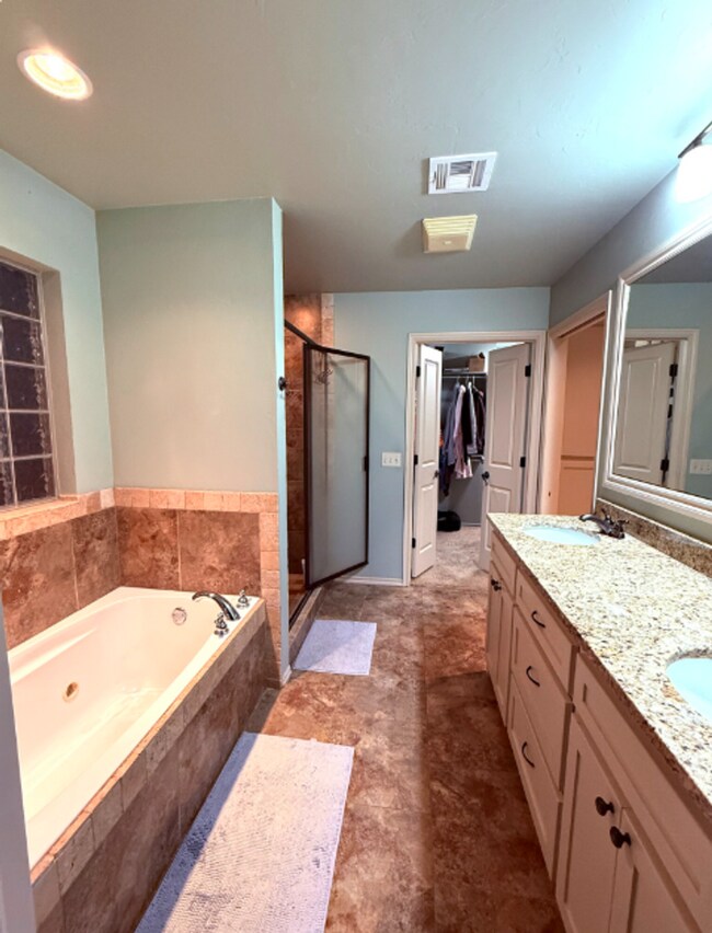 Building Photo - Spacious & Modern Home - 10 Minutes from Tinker AFB!