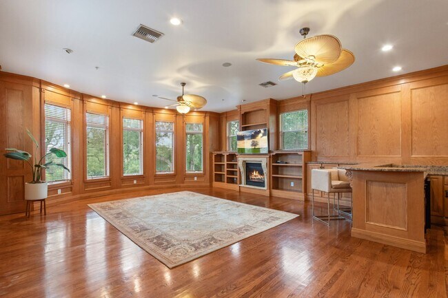 Building Photo - Luxury Rental Available