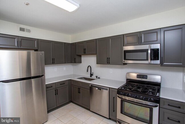 Building Photo - 1739 McNelis Dr
