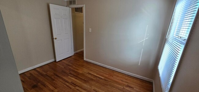 Building Photo - 4924 Hipp St