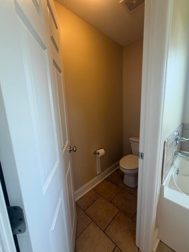 Building Photo - 2850 Foxcroft Cir