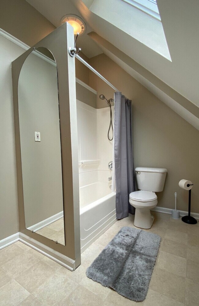 Building Photo - 1520 Maple Rd