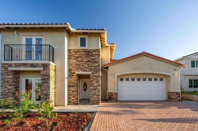 Building Photo - 5 Bedroom house with view