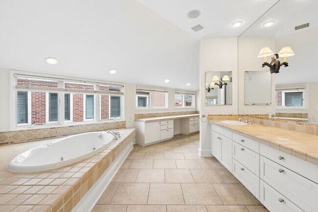 Building Photo - 400 Clayton St