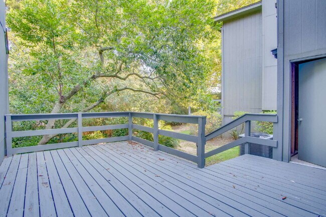 Building Photo - 2 Bedroom, 2.5 Bath Townhome with Easy Acc...