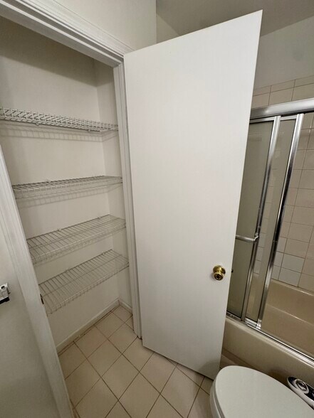 Building Photo - 305 Cobblestone Ct