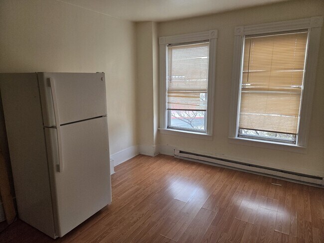 Building Photo - 19 Lunenburg St