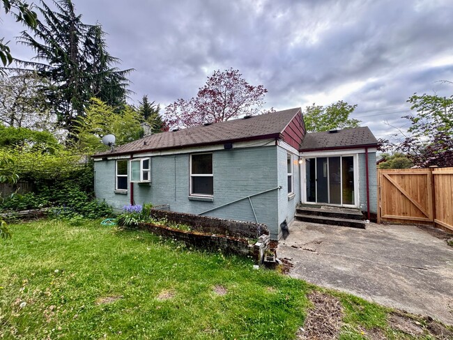 Building Photo - One Block to Lake Washington, Available Aug 1st