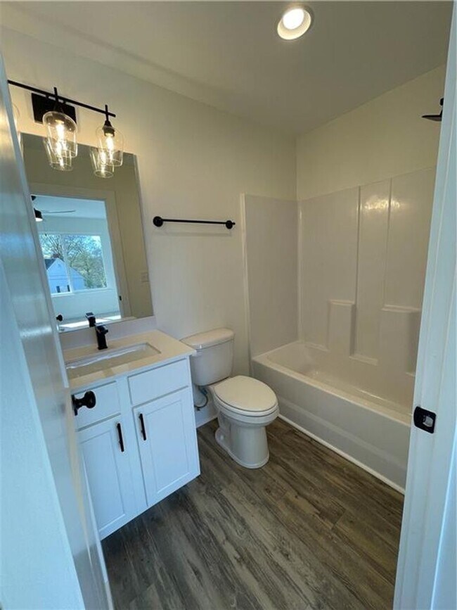 Building Photo - Single Family Home in Seneca!