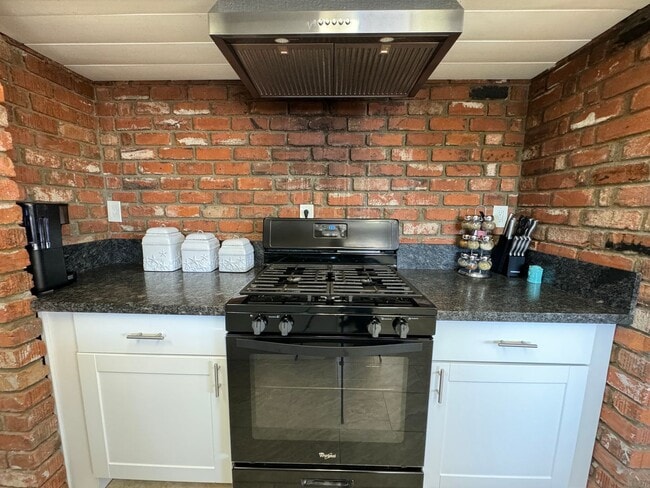 Building Photo - 3 Bedroom Furnished Home with UTILITIES INCLUDED with Courtyard Near the Colorado River 3-12 mont...