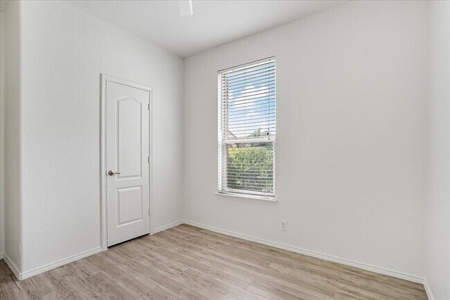 Building Photo - 200 Rudy Ln