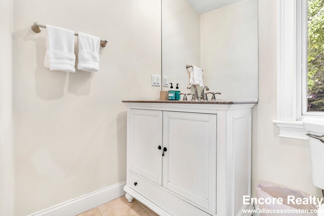 Building Photo - 10 Bradbury St