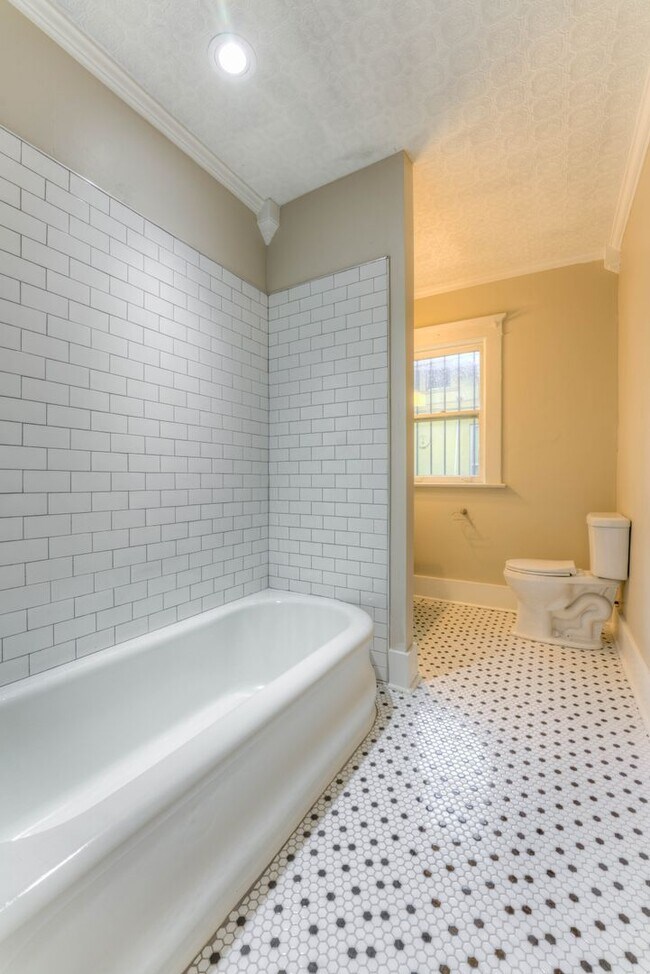 Building Photo - Updated 3 bed/1 bath - walk to Crosstown Concourse