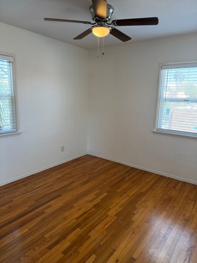 Building Photo - 3805 Voltaire St