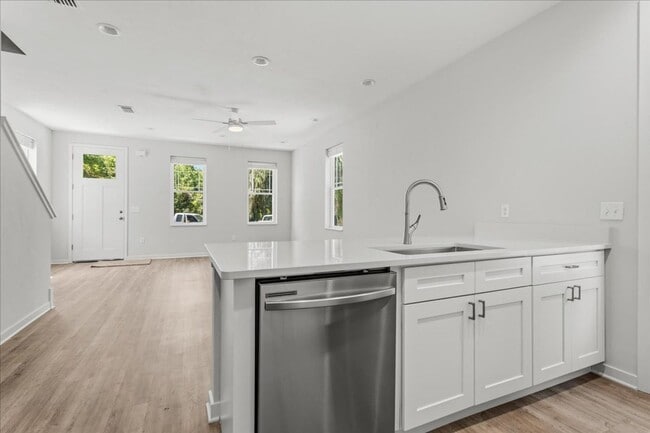 Building Photo - 516 SW 7th Pl