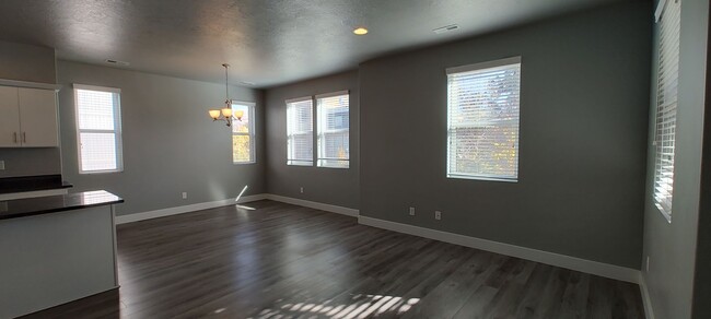 Building Photo - GET $1000 OFF THE FIRST MONTHS RENT!!!