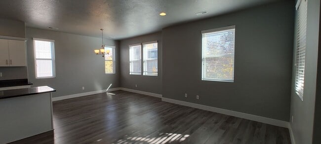 Building Photo - GORGEOUS Downtown Unit!!!