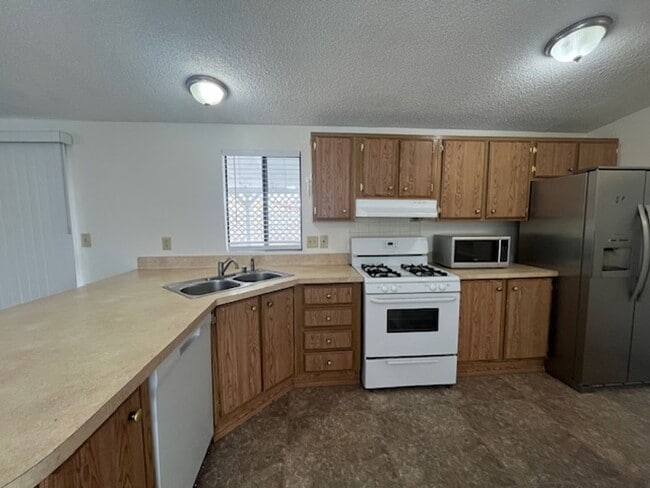 Building Photo - 2 Bedroom - 2 Bath