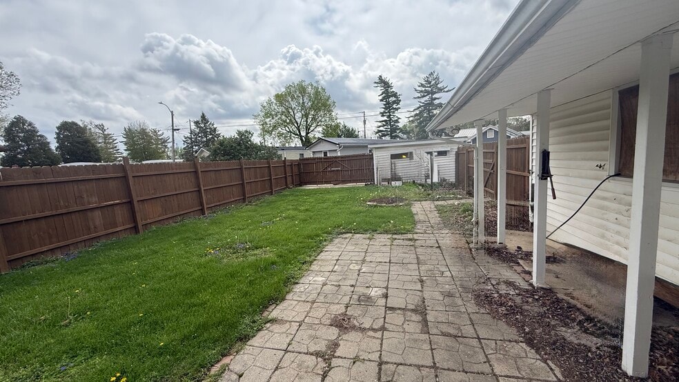 Fenced in yard + shed + garage - 245 Columbia St