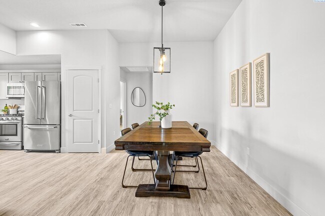 Building Photo - Stylish Inside, Stunning Outside
