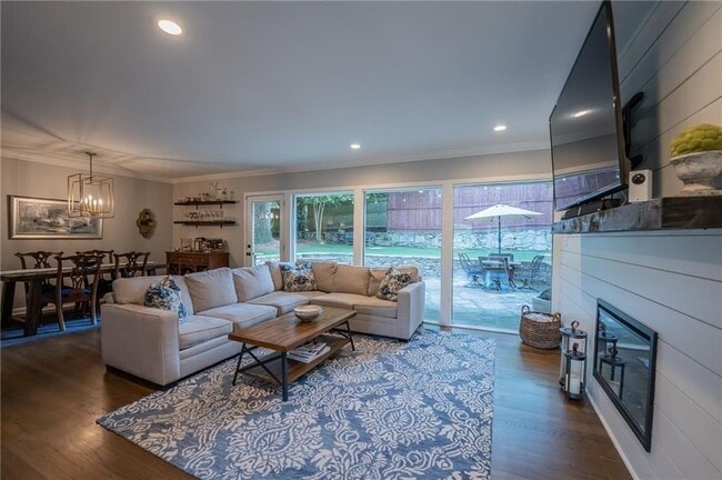 Building Photo - 1210 Lenox Cir NE