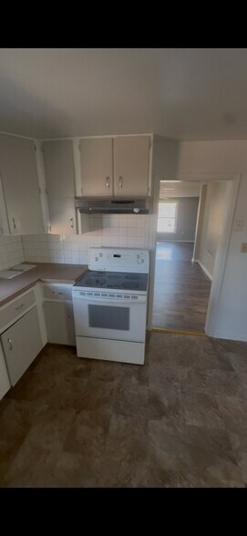 Building Photo - 605 E 8th St