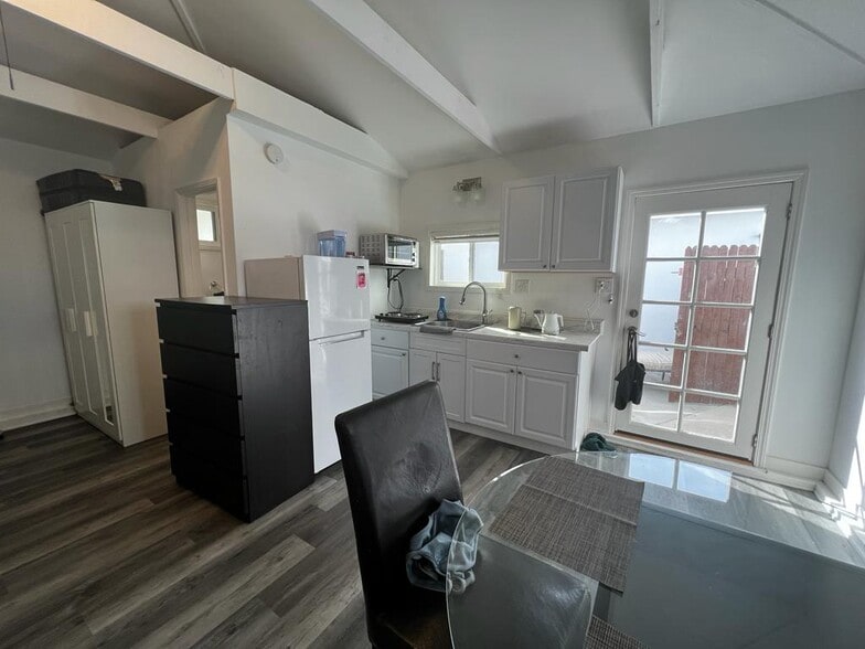 Building Photo - 340 1/2 Rennie Ave