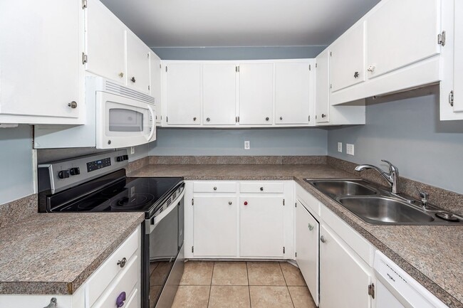 Building Photo - 2 Bedroom, 1.5 Bathroom Townhome in Island Bluff - James Island